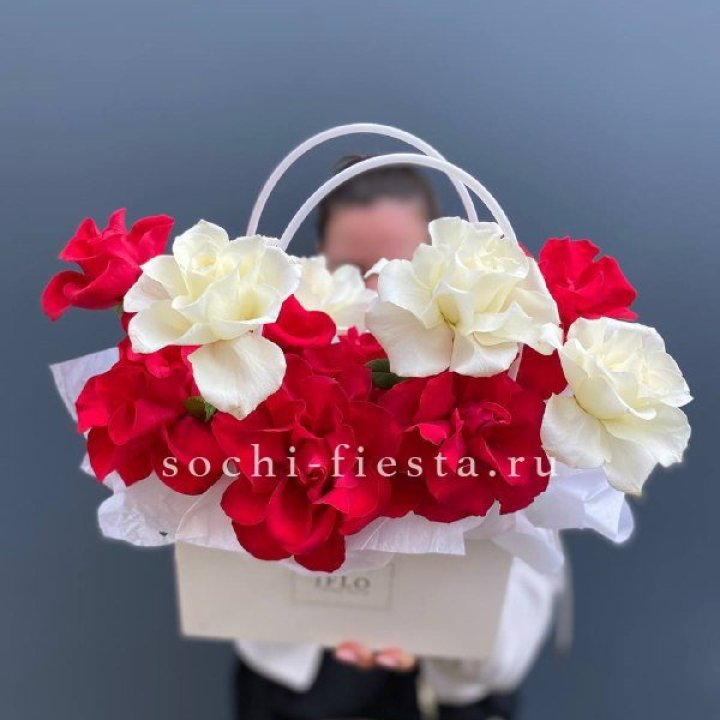 Сумочка  красных и белых роз в Сириусе