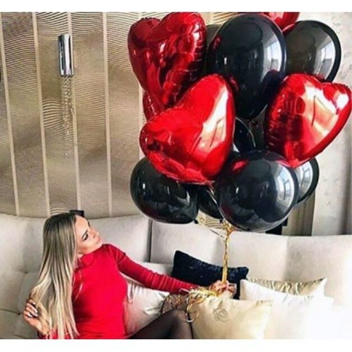 Фонтан из красных сердец с чёрными шарами  в Нижнем Новгороде