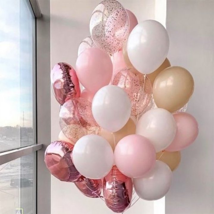 Фонтан шаров розового и белого цветов в Нижнем Новгороде