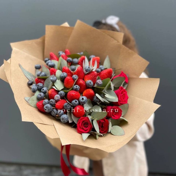 Клубника и голубика с цветами в Нижнем Новгороде