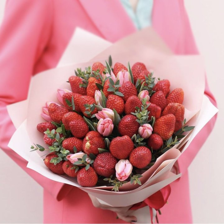 Тюльпаны и клубника в Нижнем Новгороде