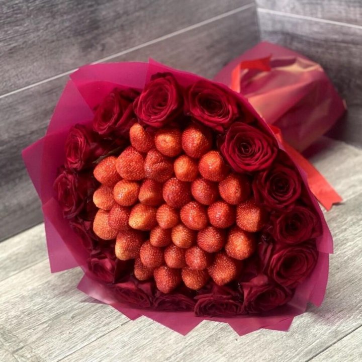 Клубничный букет с розами в Нижнем Новгороде
