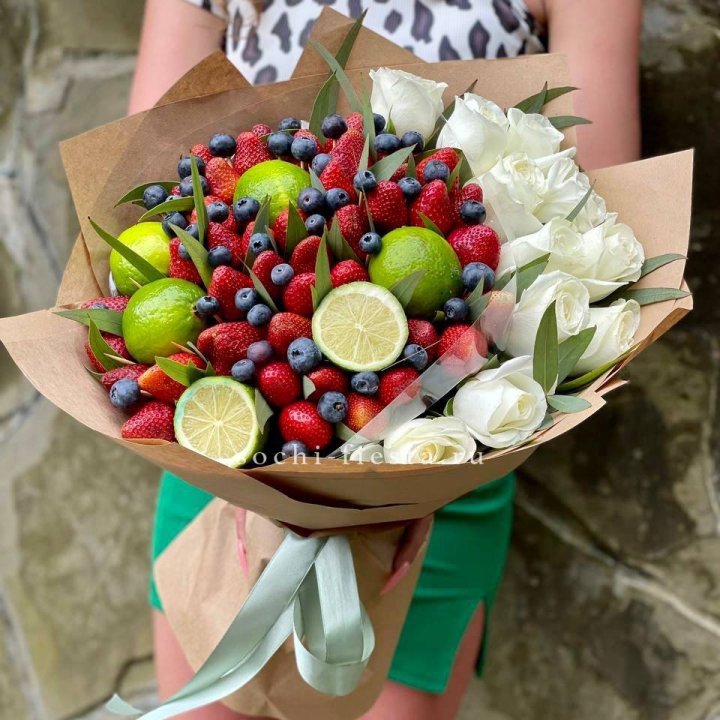 Ягодно-цитрусовый букет с розами в Нижнем Новгороде