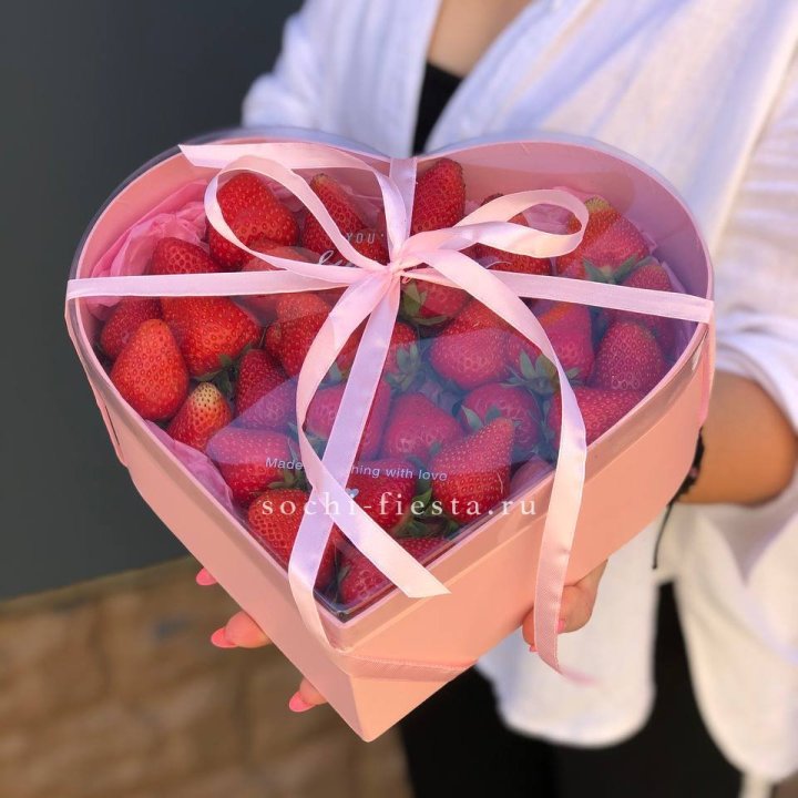 Коробочка сердце  с клубникой в Сириусе