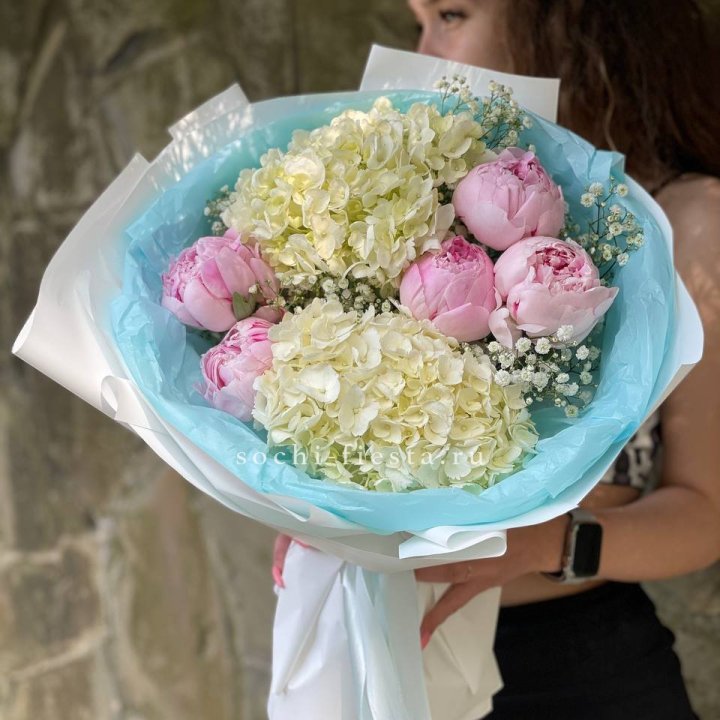 Букет с пионами "Блюсом" в Сириусе
