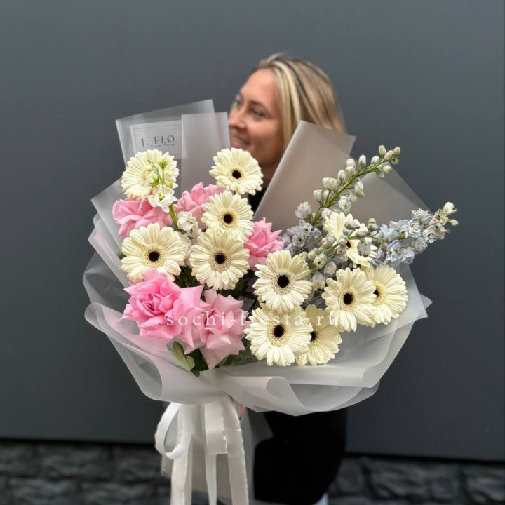 Букет роз и гербер в Сириусе