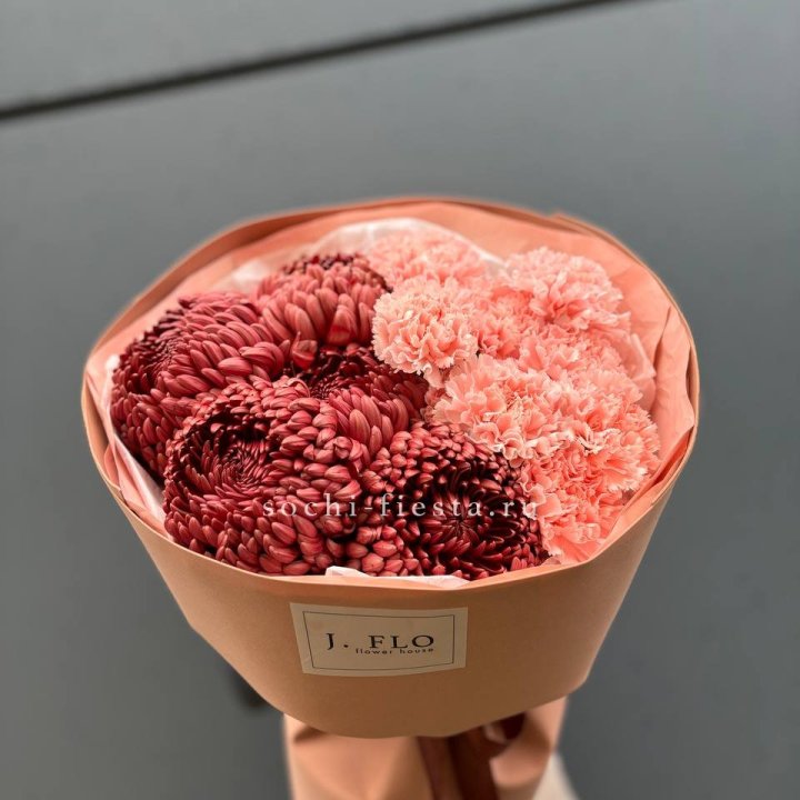 Букет хризантем и диантусов  в Сириусе