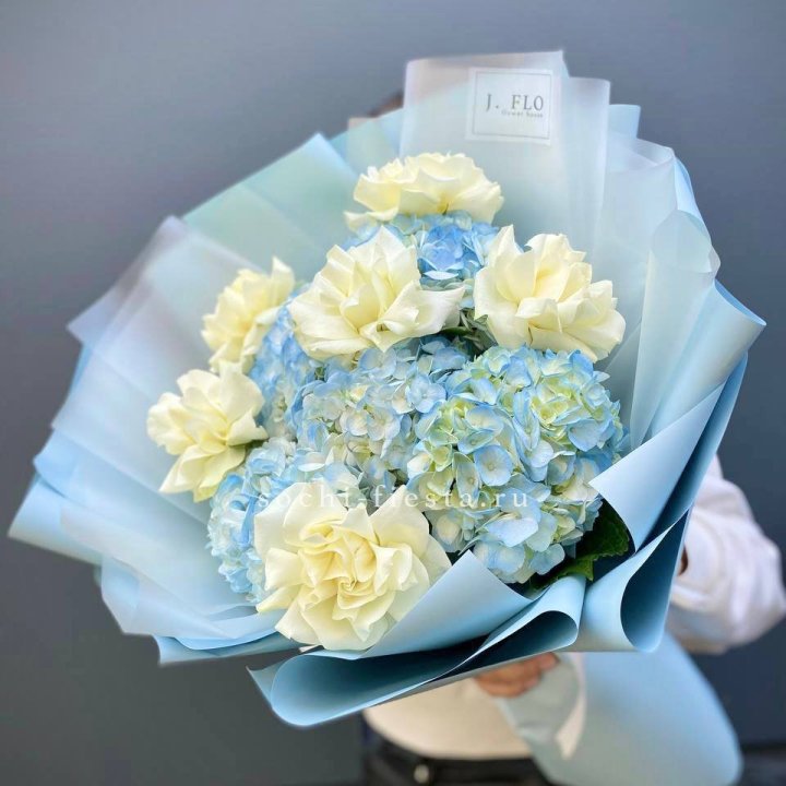  Букет из голубых гортензий и роз  в Сириусе