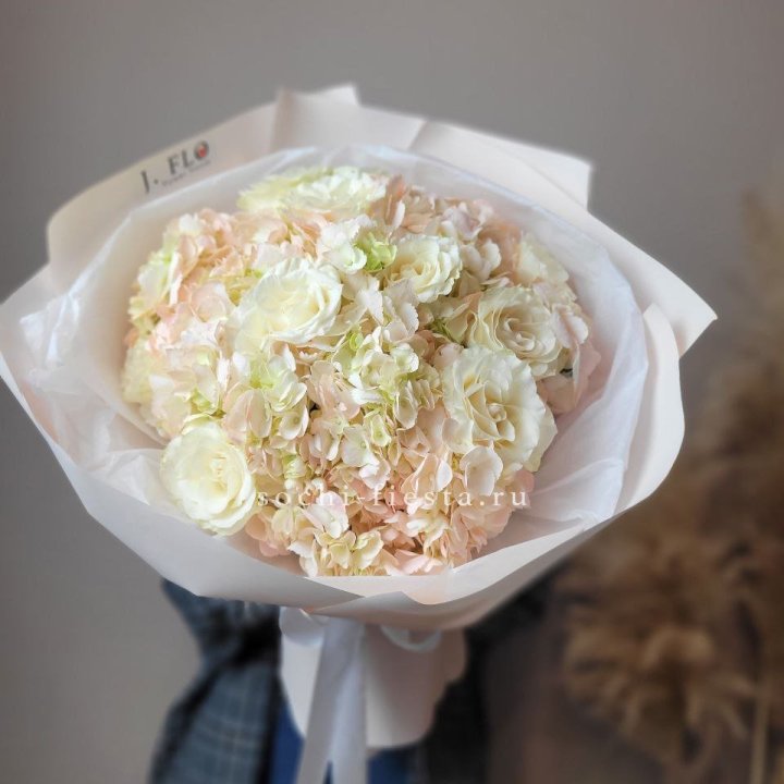  Букет гортензии и роз  в Сириусе
