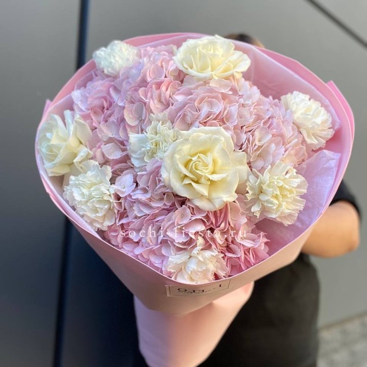  Букет гортензий и роз  в Сириусе