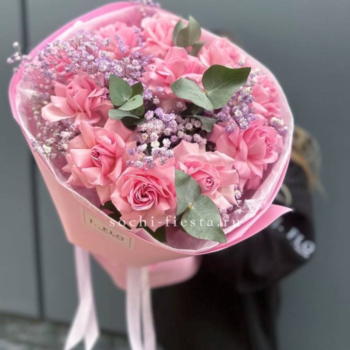 Розовые французские розы с гипсофилой в Нижнем Новгороде