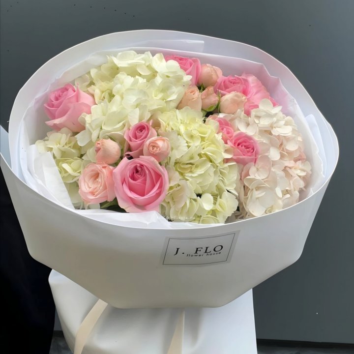  Букет гортензии и роз  "Тиамо" в Сириусе