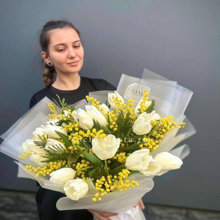 Букет тюльпанов и мимозы в Сириусе