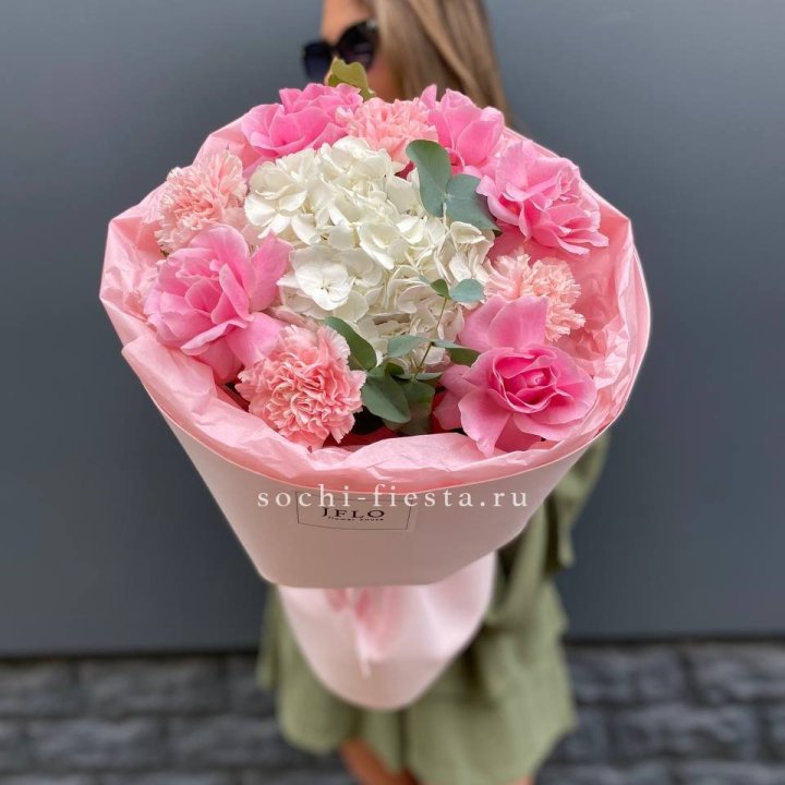  Букет роз и гортензии "Навола" в Сириусе
