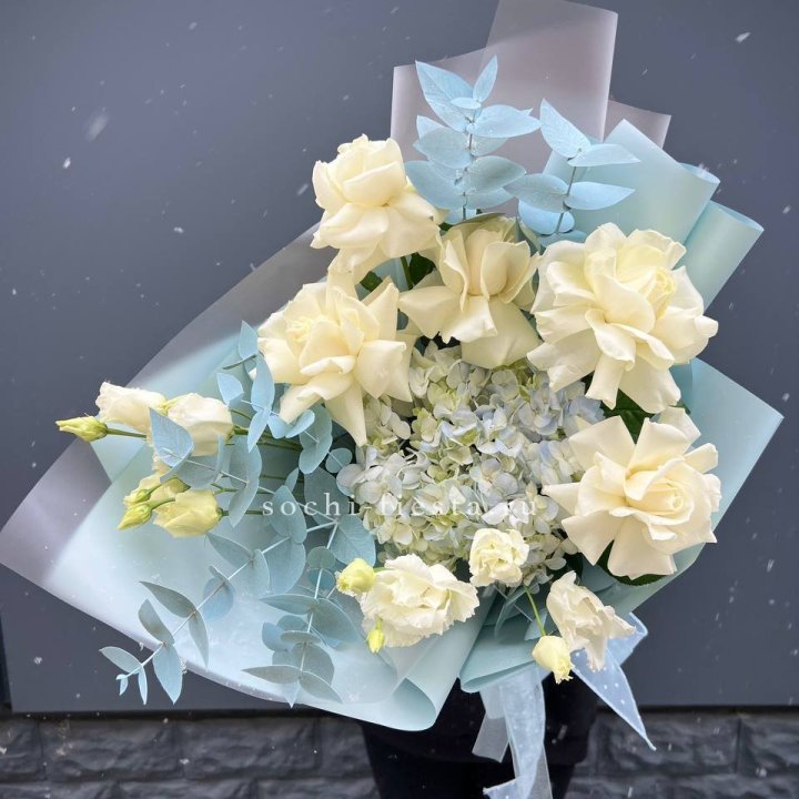 Букет с гортензией и белыми французскими розами в Нижнем Новгороде