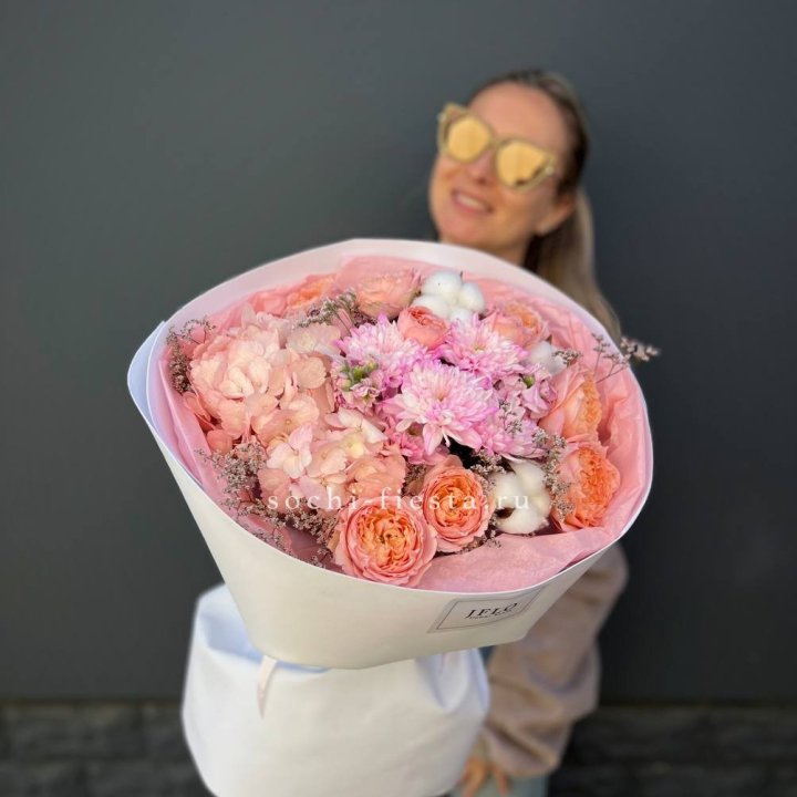 Букет гортензии и кустовых роз  в Сириусе