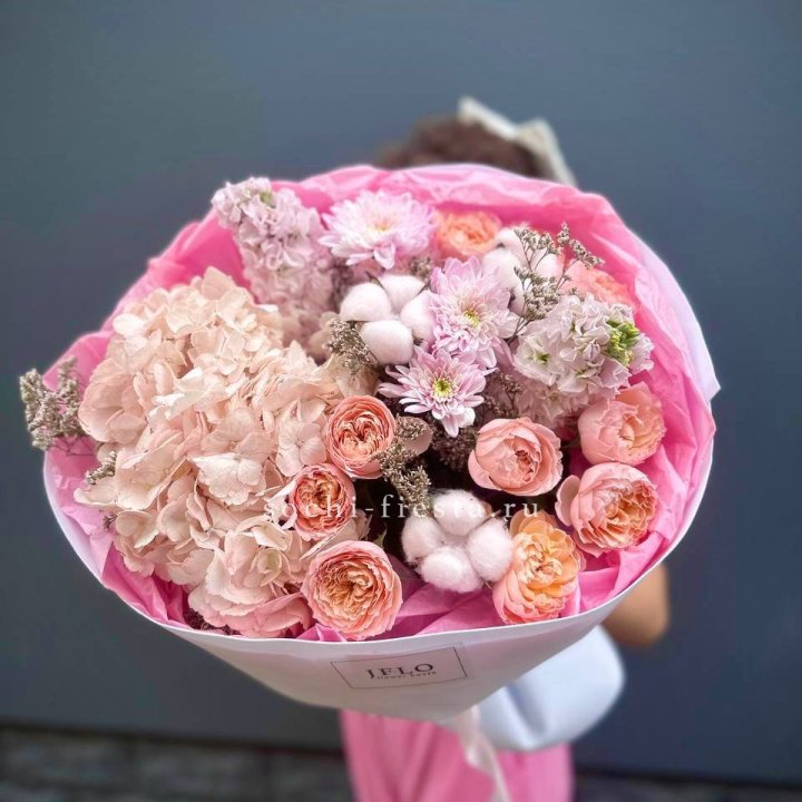 Букет гортензии и кустовых роз "Абрассо" в Сириусе