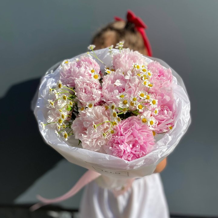 Пионы с ромашками в Сириусе