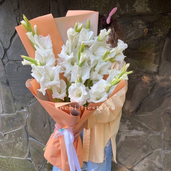 Букет белых гладиолусов  в Сириусе
