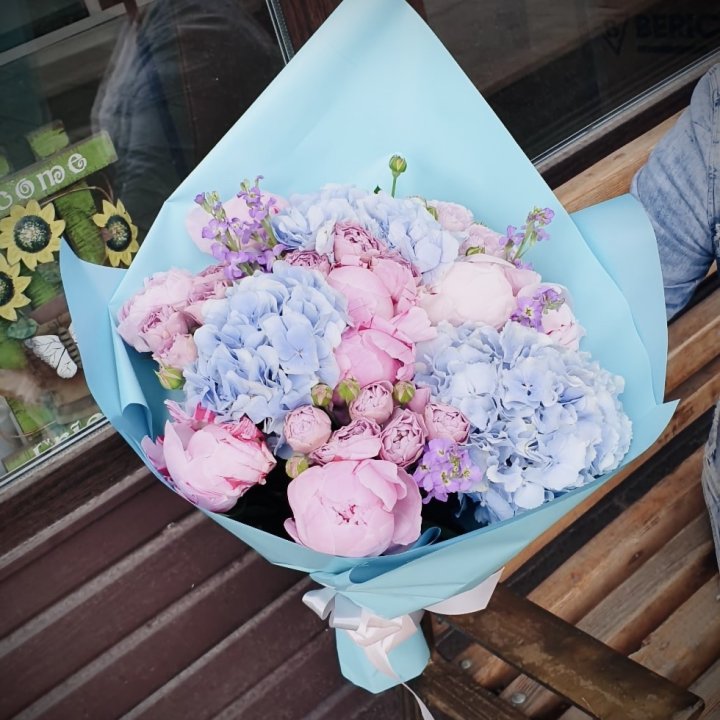 Букет с гортензиями "Блубери" в Сириусе