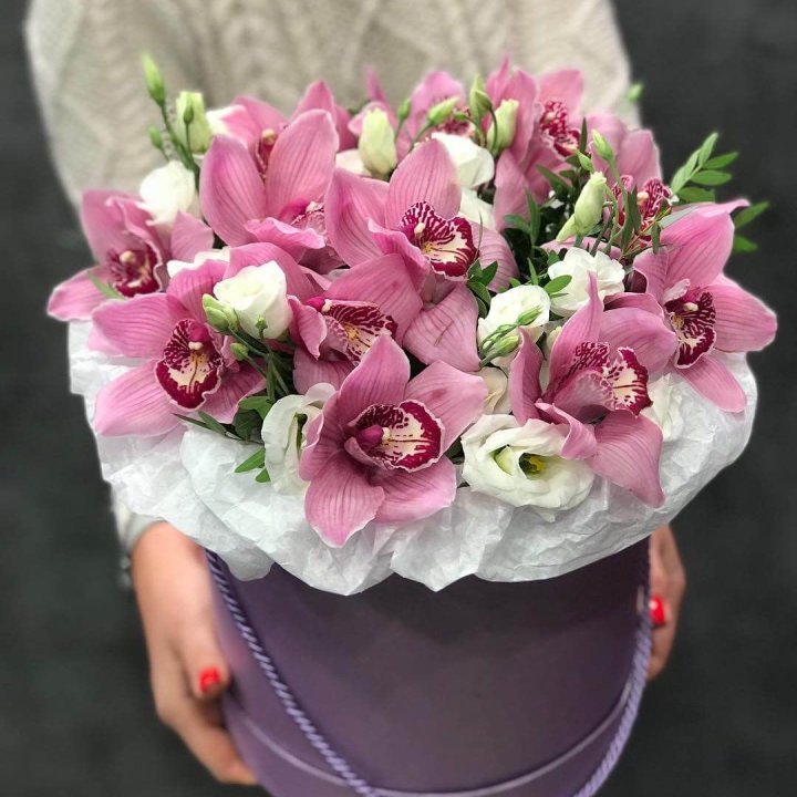 Орхидея и эустома в шляпной коробке в Нижнем Новгороде