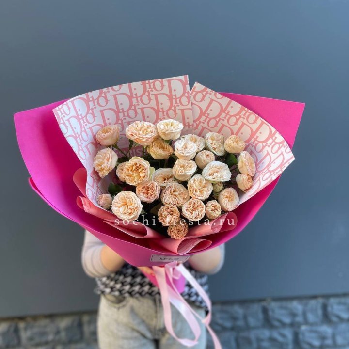 9 пионовидных роз в Сириусе