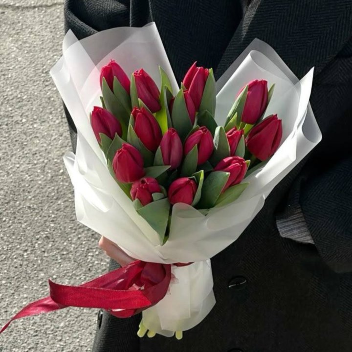 15 красных тюльпанов в Сириусе