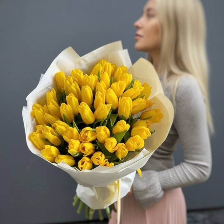 51 желтый тюльпан в Сириусе