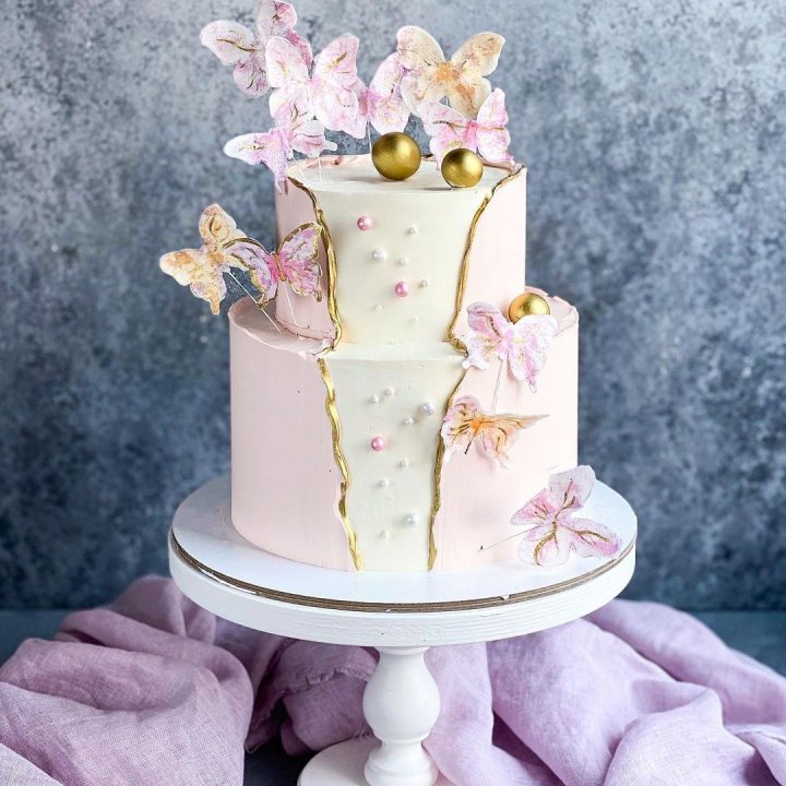 Торт "Бабочки в животе" в Сириусе