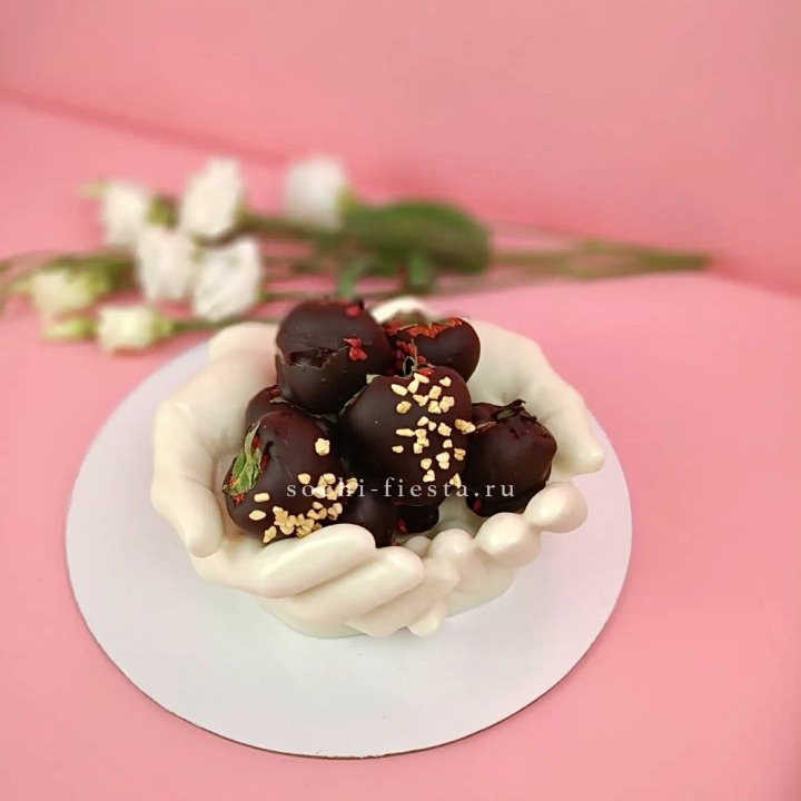 Клубника в шоколаде на шоколадных ладонях  в Нижнем Новгороде