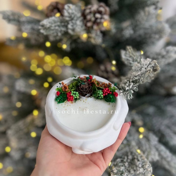 Свеча ароматическая в гипсе Руки с шишкой в Сириусе