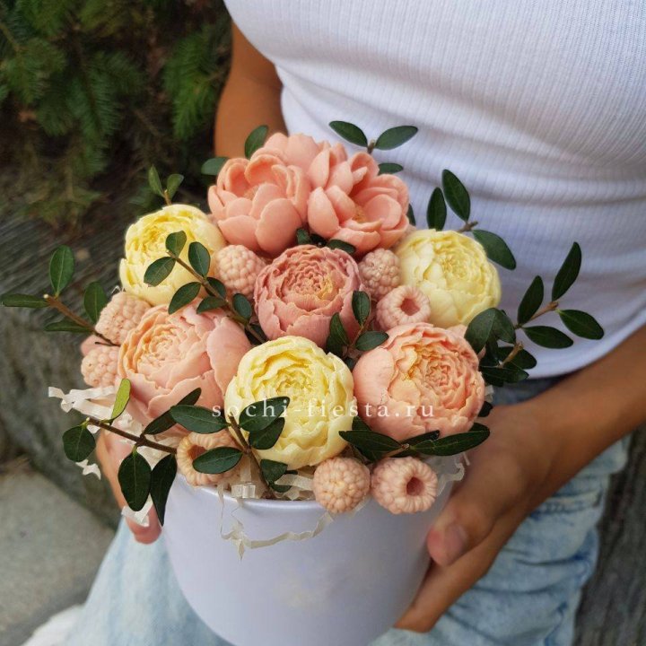 Шоколадный букет с ягодами в Сириусе