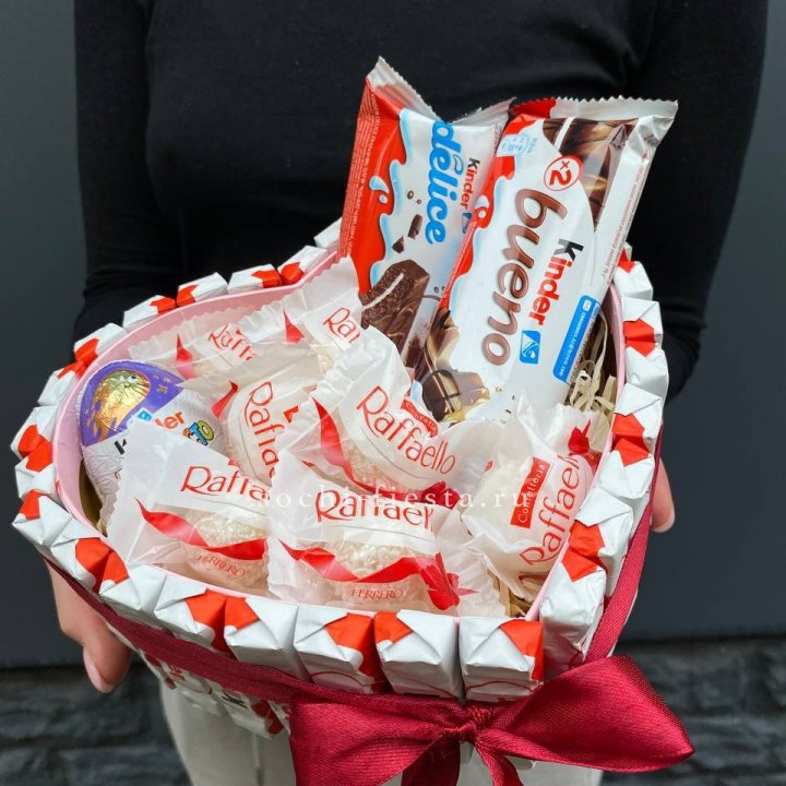 Подарочный набор сердце с Киндерами и Рафаэлло с доставкой в Нижнем Новгороде