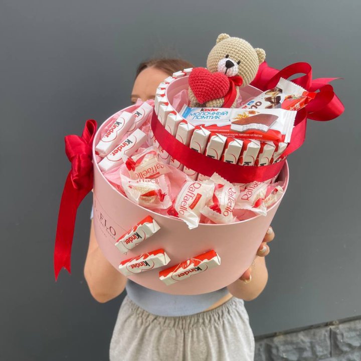 Бокс киндерами и раффаэлло 2 в Сириусе