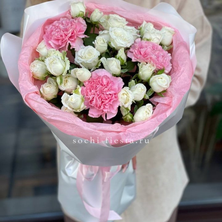 Букет розы с диантусами "Блэш" в Нижнем Новгороде