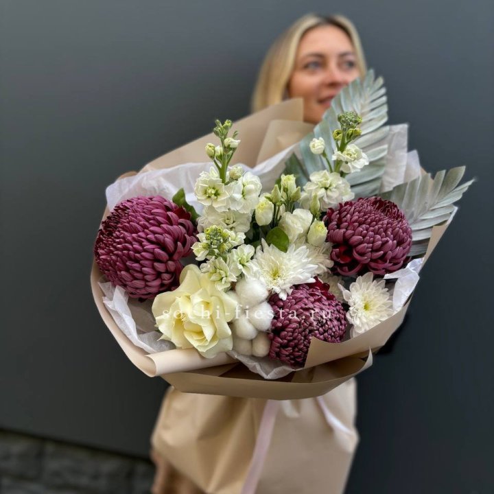 Хризантемы с маттиолой розами эустомой Чика в Сириусе