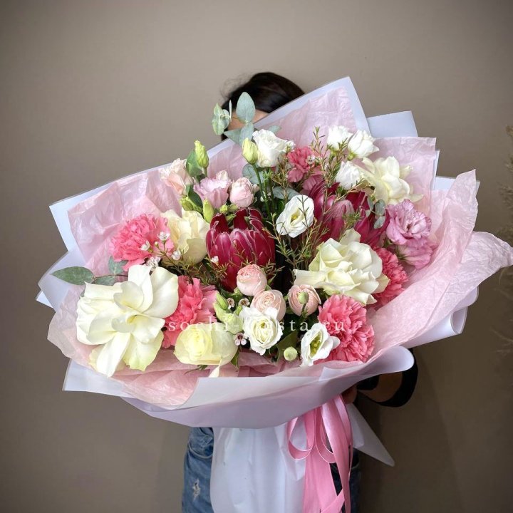 Букет с протеей, розами "Элеонора" в Нижнем Новгороде