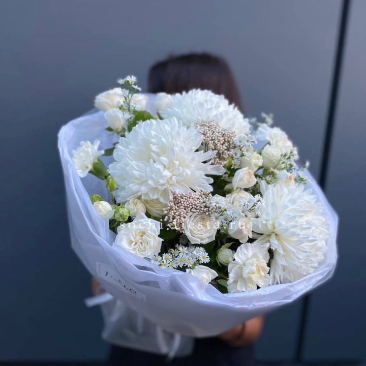 Букет хризантем и роз вайт шотс в Сириусе