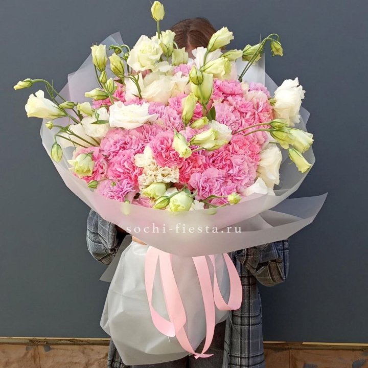 Букет из эустом и диантусов  в Сириусе