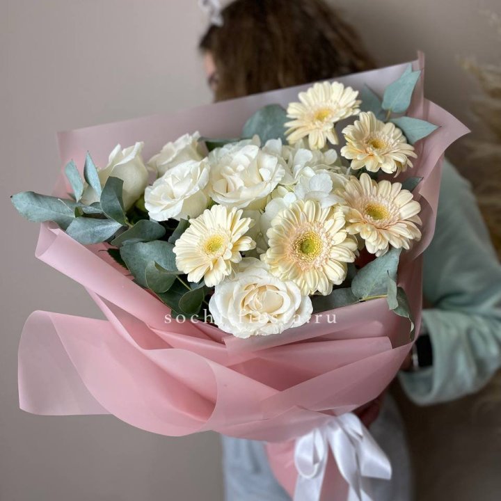 Букет роз, гортензии, гербер  в Сириусе