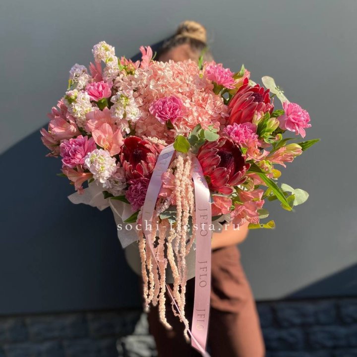 Коробка с цветами "Камикадзе" в Сириусе