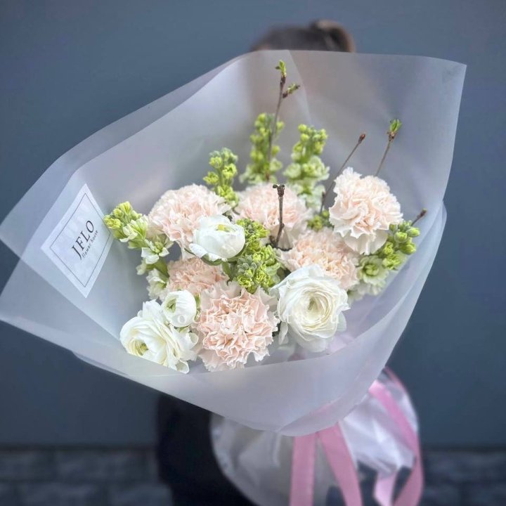 Букет маттиолы и ранункулюсов  в Сириусе