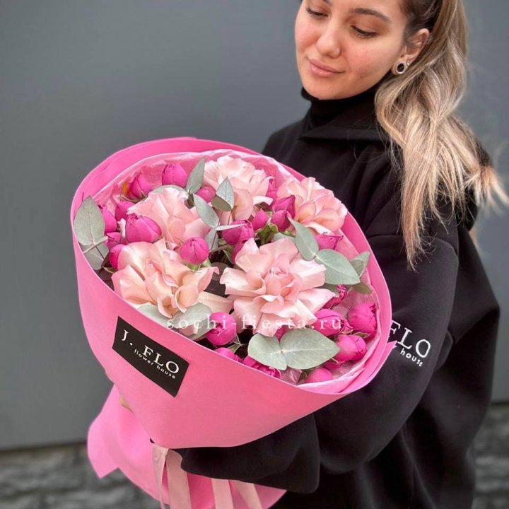 Букет французских и пионовидных роз "Ламиносо" в Сириусе