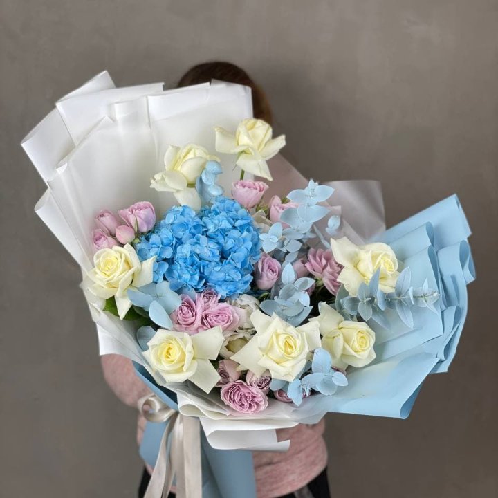 Дизайнерский букет "Блю скайфорт" в Сириусе