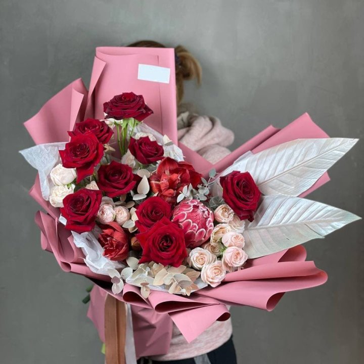 Дизайнерский букет "Ред Вильвет" в Сириусе