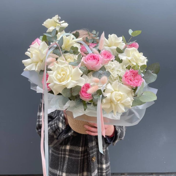 Кашпо с розами в Сириусе