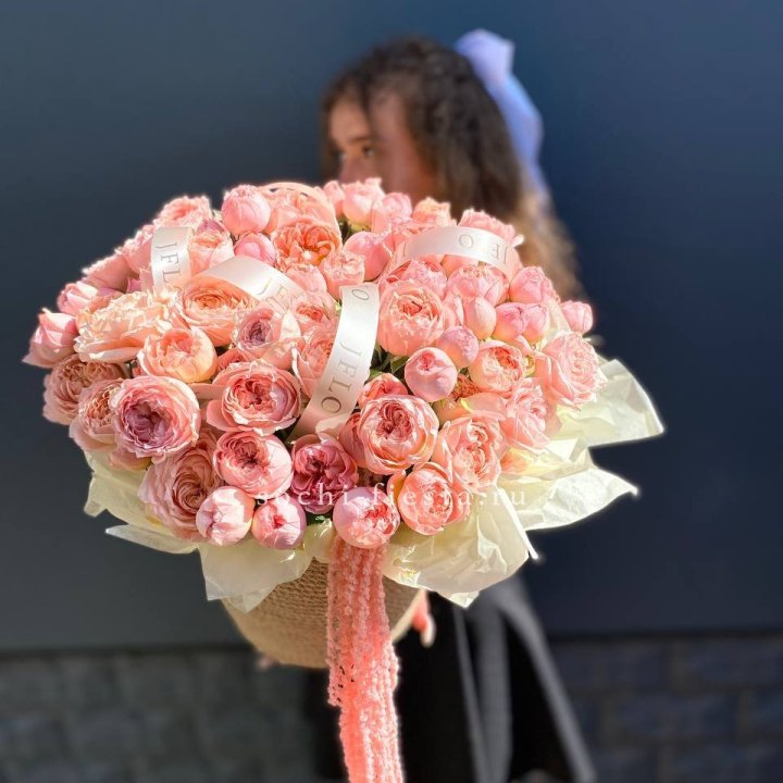 Кустовые розы Джульетта в джутовом кашпо в Сириусе