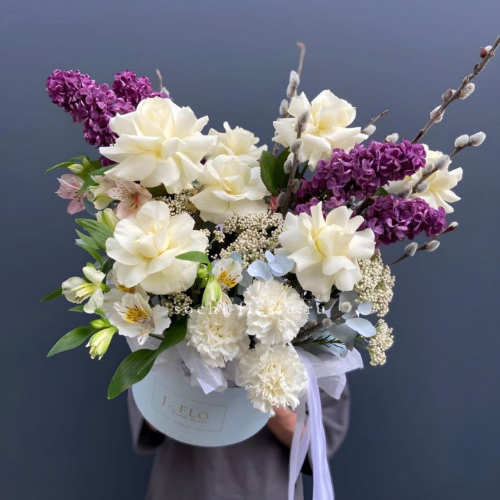 Цветочный бокс Французских роз и Сирени в Сириусе