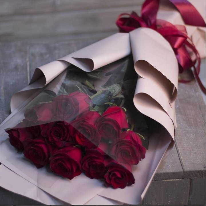 11 голландских роз в оформлении в Нижнем Новгороде