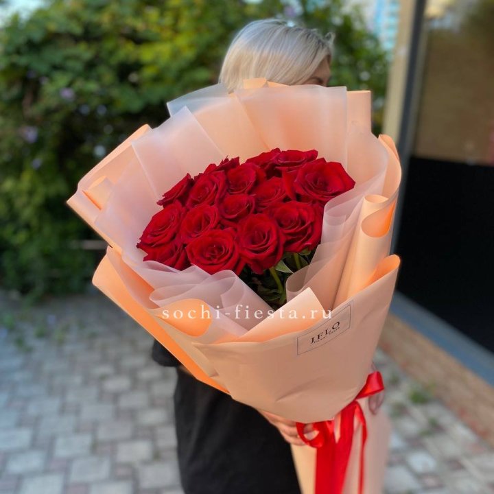 15 голландских роз в оформлении с доставкой в Нижнем Новгороде